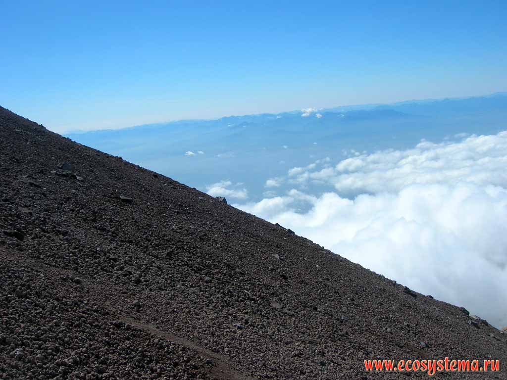 Внешний склон кратера вулкана Авачинский (2650 м)