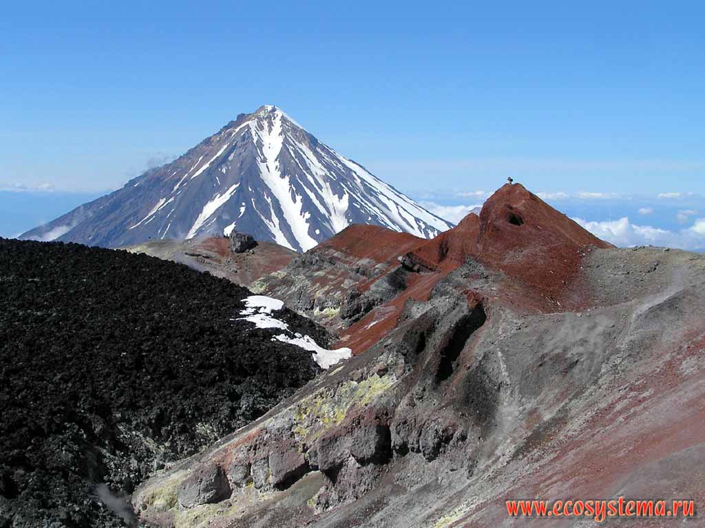 Внутренняя часть кратера вулкана Авачинский (2740 м).
Вид на соседний вулкан Корякский (3456 м)