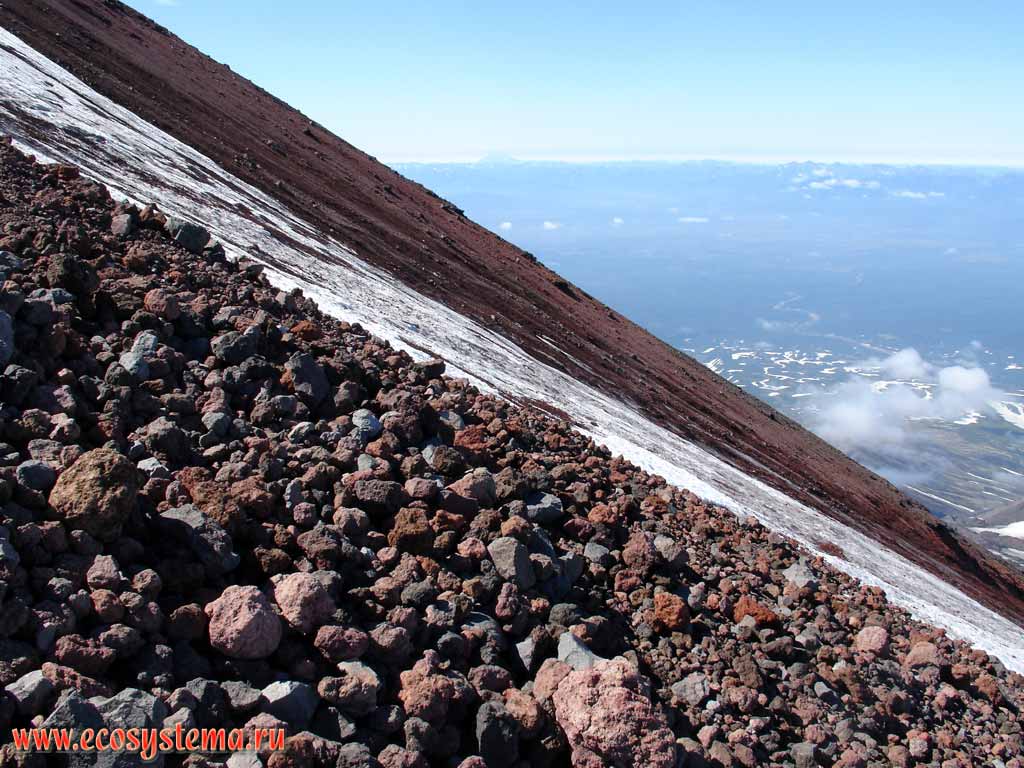 Внешний склон кратера вулкана Авачинский (2740 м),
покрытый обломками вулканических пород (пирокластикой)