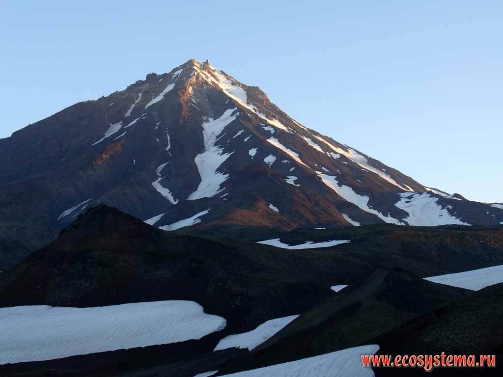 Koriaksky volcano (height - 3456 meters) and its barrancos slope.
View from the neighboring Avachinsky volcano somma (old cone)