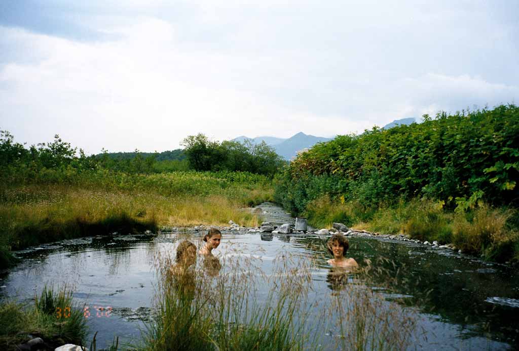 Гейзерное озеро в Налычевской долине (участники экспедиции в горячей ванне)