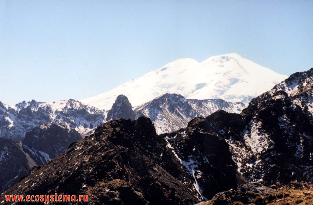 Вид на Эльбрус (5642 м.) с его подножия (3000 м). Приэльбрусье, Карачаево-Черкессия