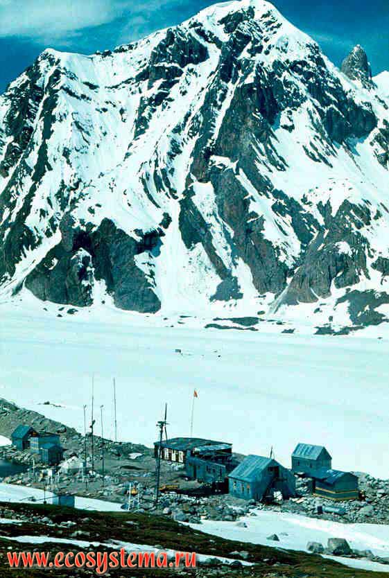 Mountain alpine Meteorological Station. Glacier-edge moraine.
