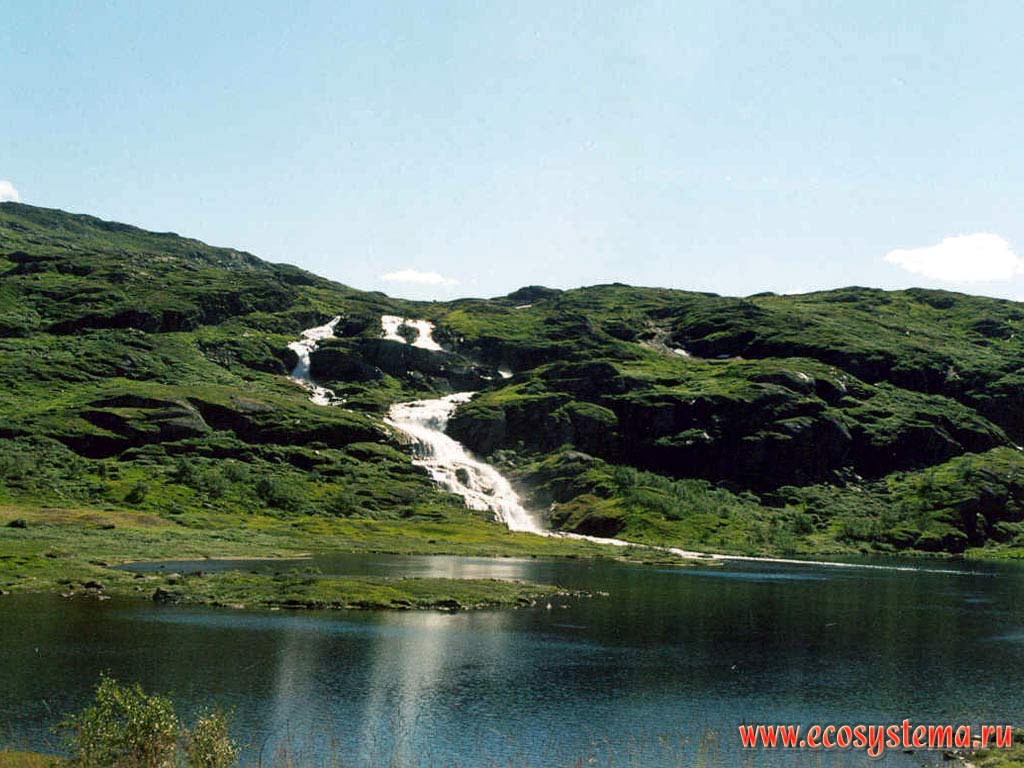 Горная река, впадающее в ледниковое озеро (1700 м над уровнем моря).
Скандинавские горы (горная система)
