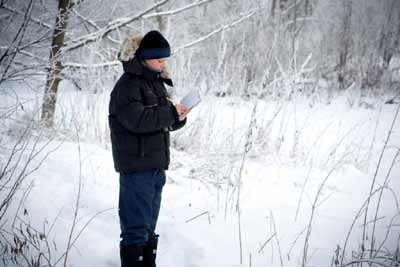 Юный орнитолог-учетчик во время проведения зимнего учета птиц