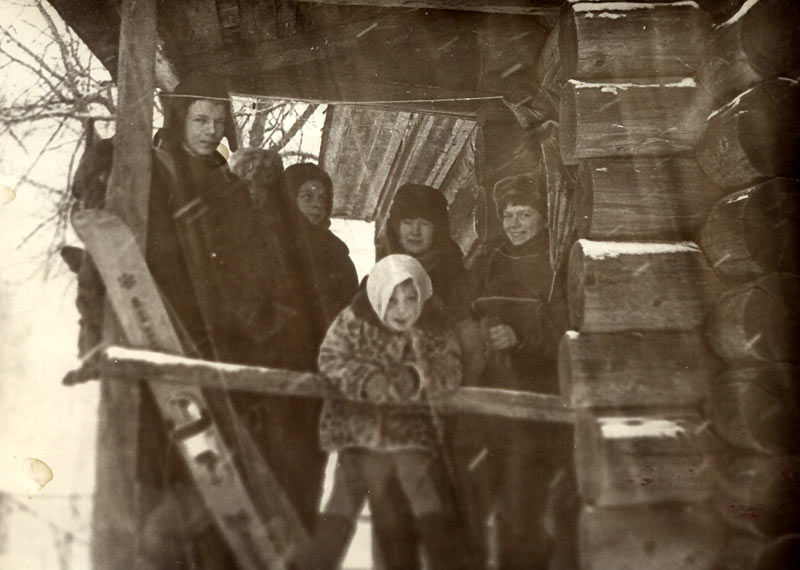 1984 г., Халбуж. На фото Даша Засько (?), Надя Лазарева, Е.Преображенская, Саша Преображенская (Ляля)