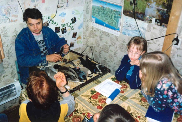 Занятия с коллекцией тушек для школьников птиц ведет Терентьев Алексей Николаевич (кружковец биологического кружка ВООП "Есаул"). Лето 1997 года.