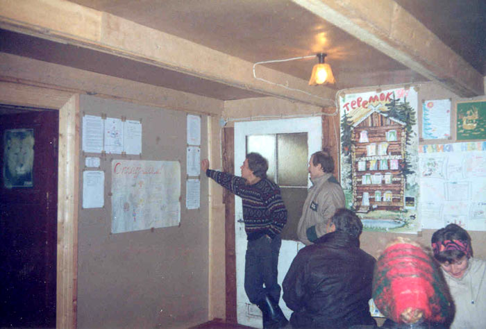 Так выглядела наша столовая осенью 1996 года. Посещение биостанции группой участников 2-х Всероссийских курсов повышения квалификации педагогов по полевой экологии. Список участников курсов