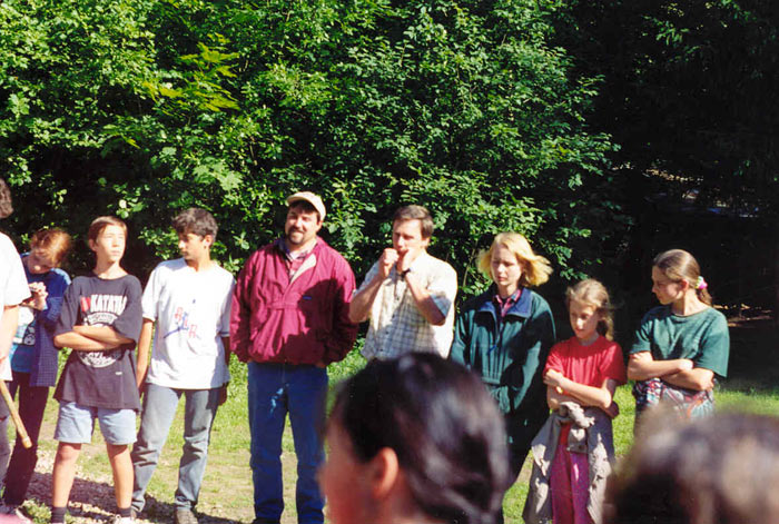 Июнь 1998 года - участники совместного российско-американского семинара по экологическому образованию на биостанции Экосистема. А.С. Боголюбов играет на камузе.