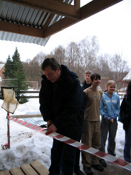 Март 2004 года: торжественное открытие нового лабораторного корпуса. Ленточку перерезает А.С. Боголюбов, вокруг скопились жаждущие знаний школьники.