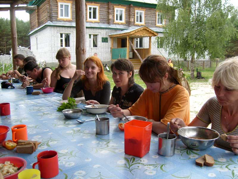 Школа Дикой Природы - 2007: прием пищи - один из наиболее приятных и запоминающихся моментов