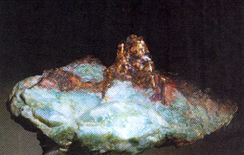 Самородная медь. Длина образца 10 см. Пластинчатое выделение. Восточная Сибирь
