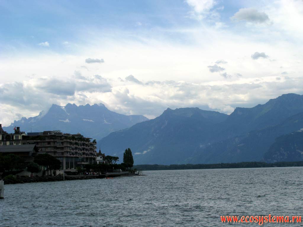Берега Женевского озера и Савойские Альпы вдали (один из хребтов Западных Альп) (высоты вершин ок. 4000 м н.у.м.), Швейцария