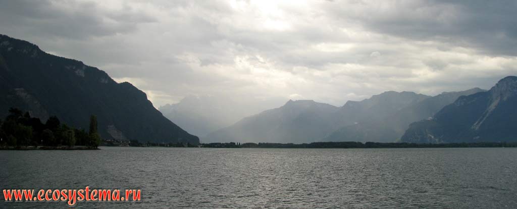 Женевское озеро в окружении Западных Альп. Швейцария