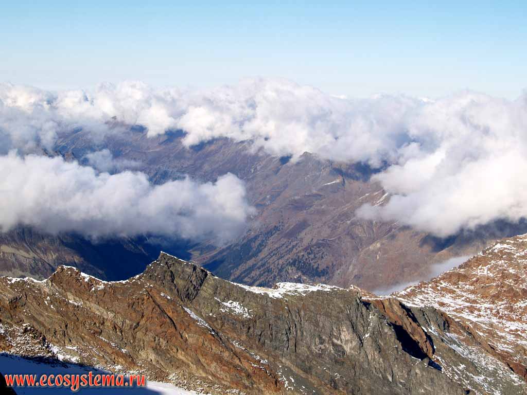 Восточные Альпы, высокогорный рельеф в нивальном поясе
(высота - около 3000 м н.у.м.) в окрестностях Штубайского ледника
(Stubaier Gletscher). Земля Тироль, Нойштифт