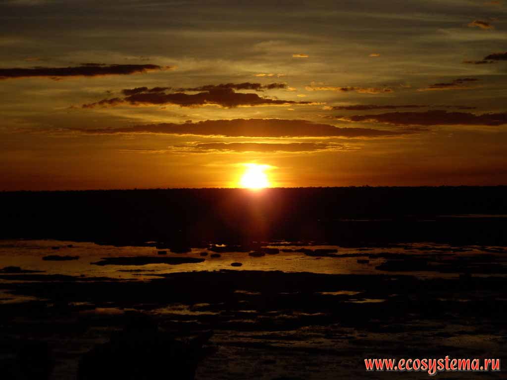 Закат над поймой реки Аделаида.
Национальный парк Какаду (штат Северные территории)