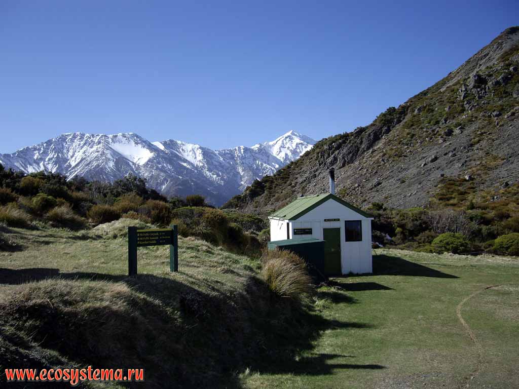 Tourist shelter in subalpine zone (1300 meters above sea level).
Seaward Kaikoura mountains.
Kaikoura district, Canterbury region, north-eastern part of the South Island, New Zealand