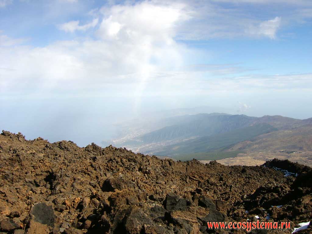Вид с вершины вулкана Тейде на всю северо-восточную часть острова Тенерифе
и северное побережье: долину Оротава (Valle de la Orotava) и город
Пуэрто-де-ла-Крус (Puerto de la Cruz). Высота места съемки — 3600 м