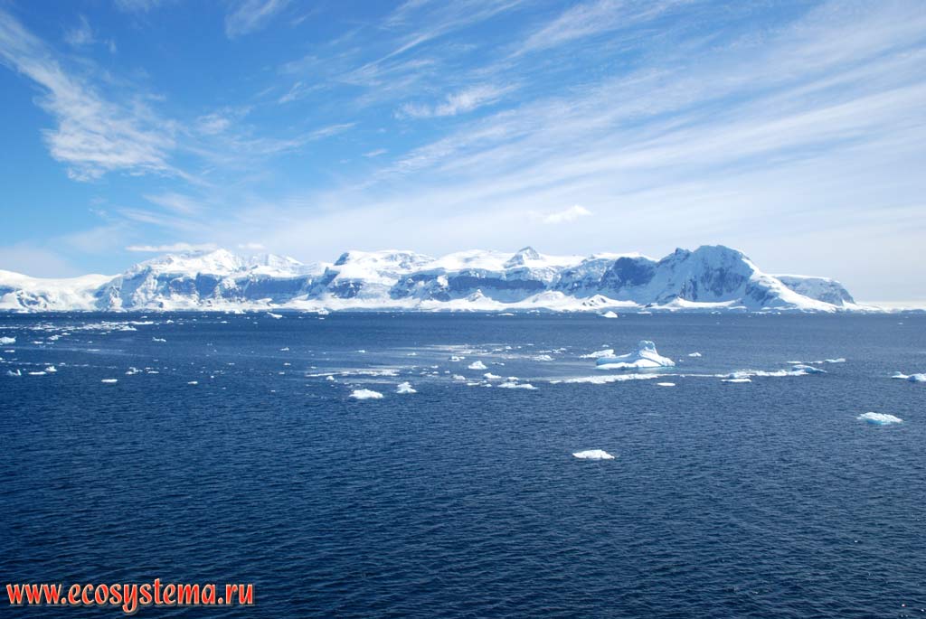 The Cuverville Island, covered with land ice.
South Shetland Islands, Weddell Sea, Antarctic peninsula, West Antarctic