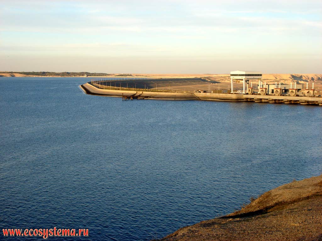 Плотина Эль-Асад - крупнейший гидроузел на Евфрате. Азиатское Средиземноморье, или Левант, Северная Сирия