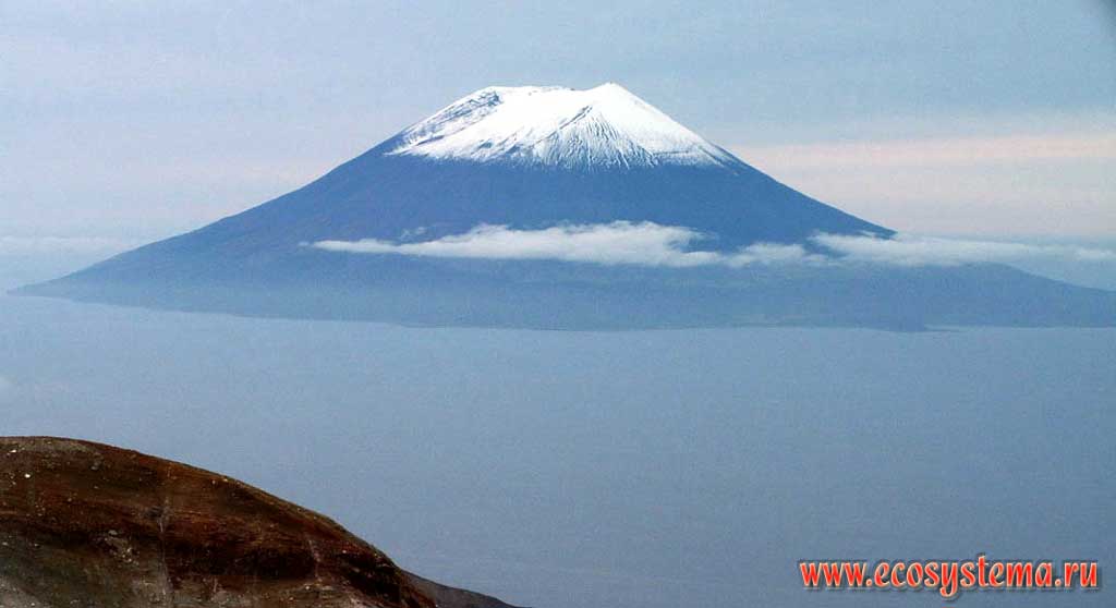 Вулкан Алаид на острове Атласова. Вид с вершины вулкана
Эбеко (на о.Парамушир)