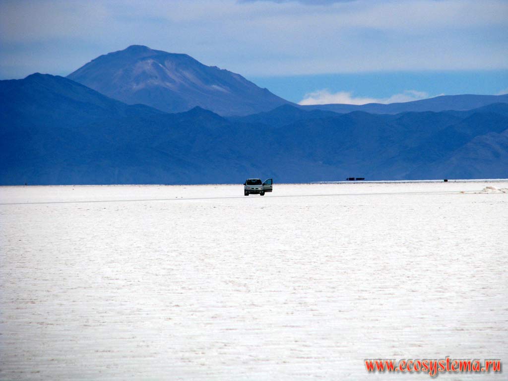Реликтовое (древнее) озеро Салинас-Грандес в тектонической котловине, заполненной солевыми отложениями
(площадь озера 210 км2, высота озера - 170 м над уровнем моря). Солончак Салинас-Грандес, Прекордильеры, провинция Кордова (Кордоба), северо-запад Аргентины