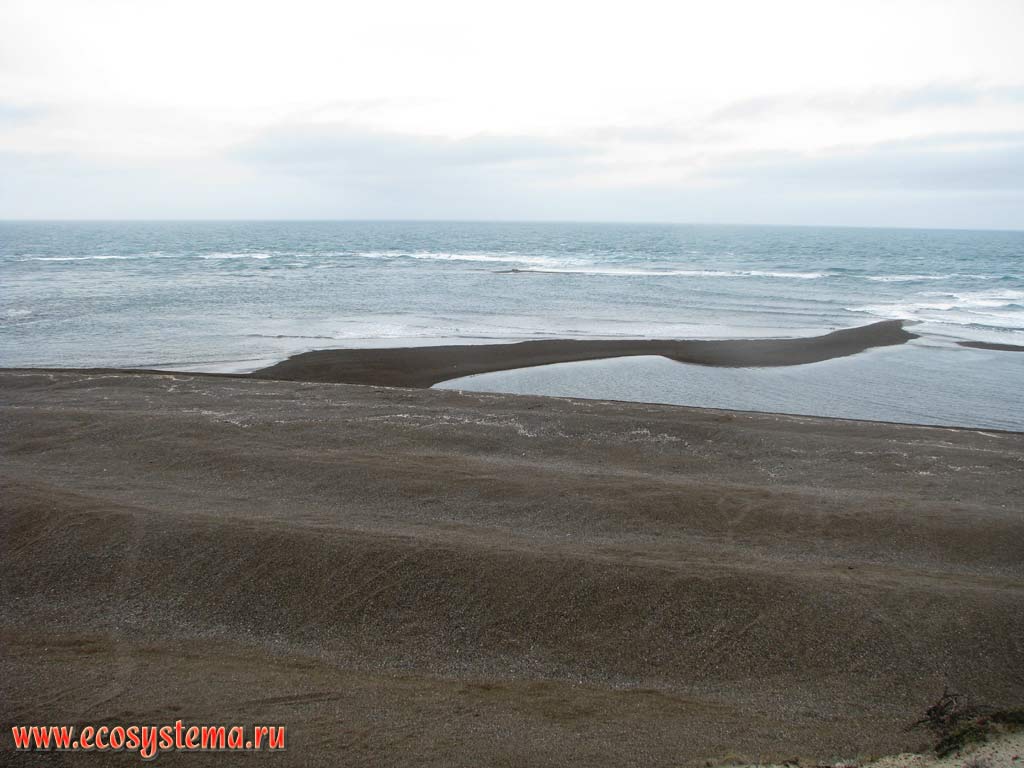 Песчано-галечный пляжи и коса в заливе Гольфо-Нуэбо (Атлантический океан). Провинция Чубут, юго-восточная Аргентина