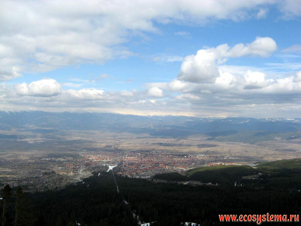 Вид на долину реки Месты и город Банско. Вдали - горы Дыбраш (западная часть горной системы Родопы). Южная Болгария