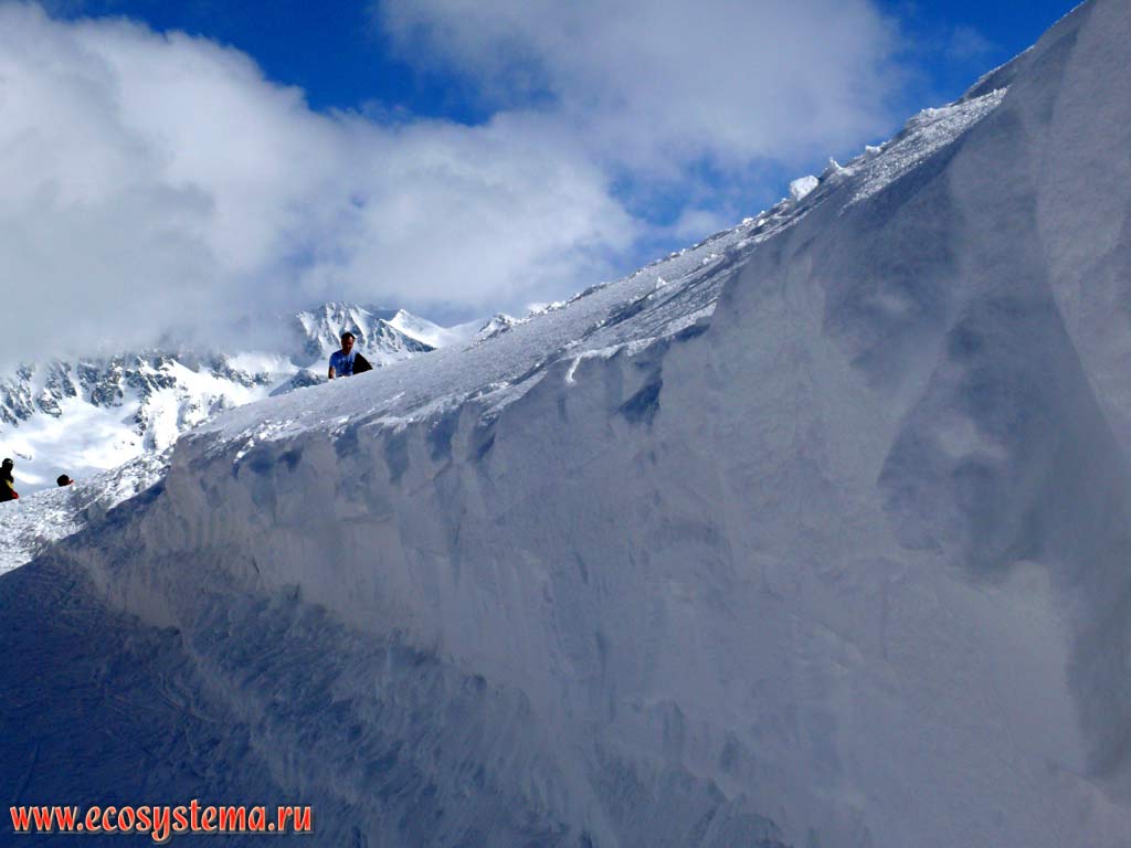 Снеговой покров мощностью около 2 метров на склонах горы Вихрен. Высота 2200 м над уровнем моря.
Южная Болгария, горная система Западные Родопы, горы Пирин