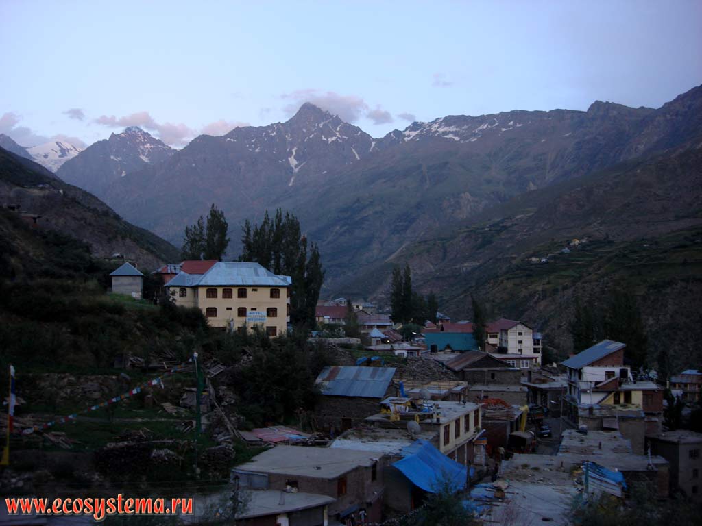 Город Кейлонг в Больших Гималаях. Высота около 3350 м над уровнем моря. Штат Химачал-Прадеш, север Индии