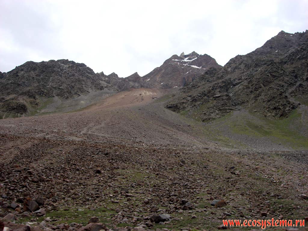 Apron (cone), accumulated talus at the foot of the mountains (the result of the rocks denudation) in the Great Himalayas. Height is about 4000 m above sea level. Himachal Pradesh, Northern India