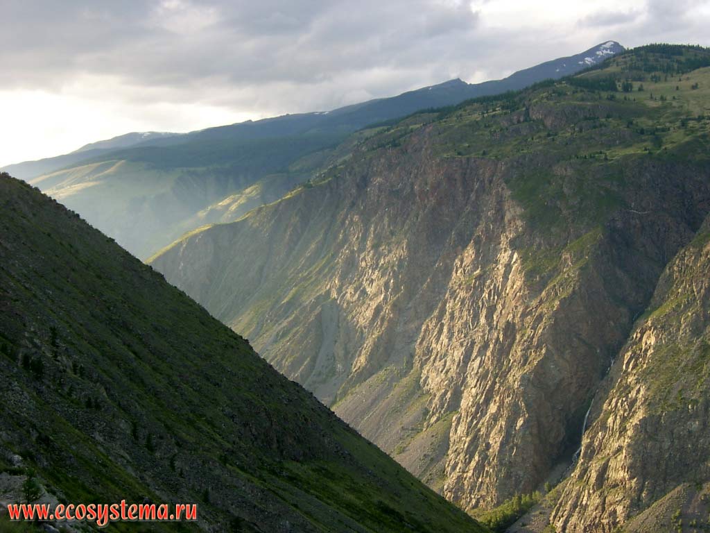 View of the Chulyshman river valley from the edge (cliff) of Ulagansky plateau. On the opposite side - Chulyshman Plateau and the Altai State Reserve. Ulagansky District, Altai Republic