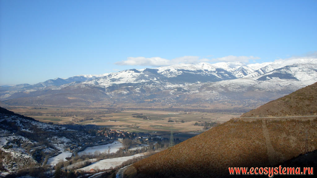 Intermountain depression and wide river valley in the foothills of the Eastern Pyrenees Mountains. The altitude is 1000-1300 meters above sea level. The municipality of the Font-Romeu-Odeillo-Via