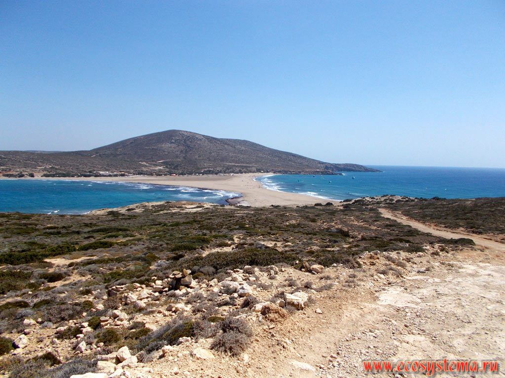 Вид на песчаный перешеек, соединяющий полуостров Прасониси (Prasonisi) и основную часть острова Родос (вдали) и разделяющий Критское море (южная часть Эгейского моря, на фото - слева) от Ливийского моря (часть Средиземного моря, справа)