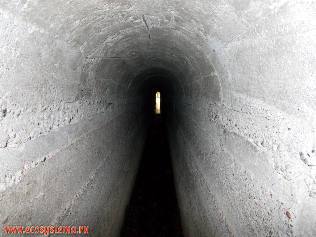 Подземный водовод (туннель) - ирригационное сооружение, построенное в начале 20 века (1920-е годы) для переброски пресной воды источников под горным хребтом в населенные низменные районы острова Родос в районе города Колимпия (Kolympia)