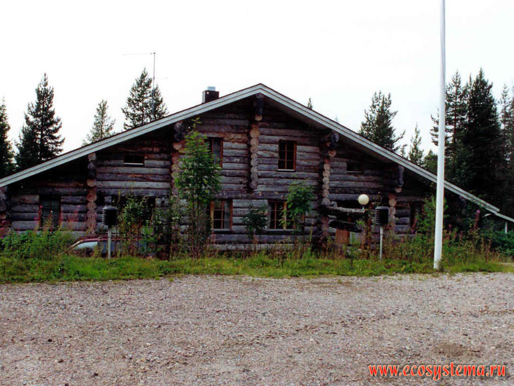 Лесная гостиница (коттедж) на берегу равнинного озера. Северная тайга, Лапландия, Фенноскандия