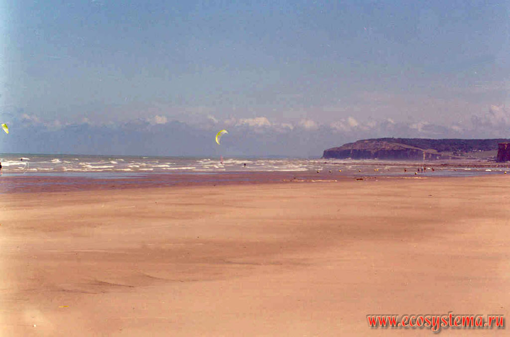 Песчаный пляж в отлив. Пролив Ла-Манш, Нормандия, Северо-запад Франции