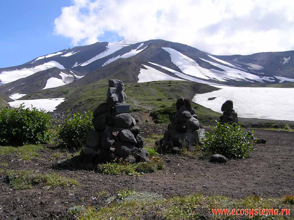 Памятные знаки на Авачинском перевале.
Подножие вулкана Авачинский (в районе лагеря МЧС, 900 м)