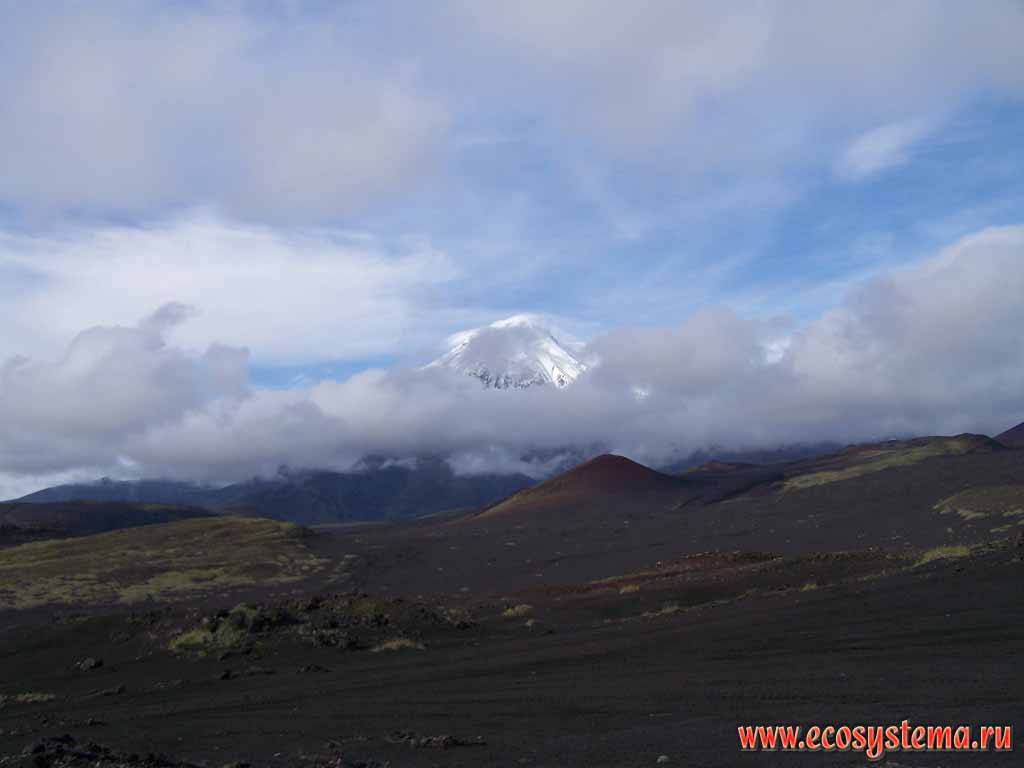 Шлаковые поля у подножия вулкана Толбачик (3085 м)