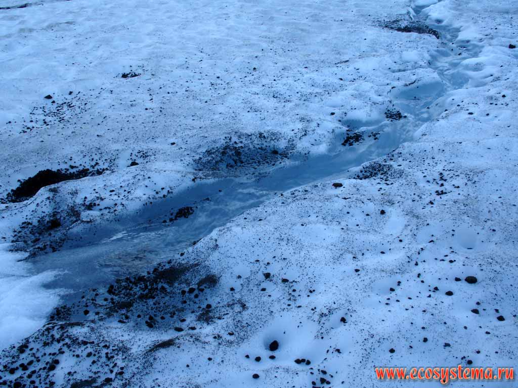 Замерзший за ночь ручей на поверхности ледника
