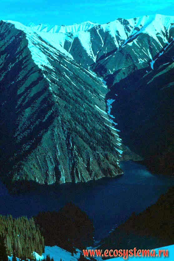 Вид на отроги Чаткальского хребта и озеро Сары-Челек. Высота места съемки - 2800 м. над уровнем моря.
Горная система Западный Тянь-Шань - складчатые горы, образовавшиеся в альпийскую складчатость