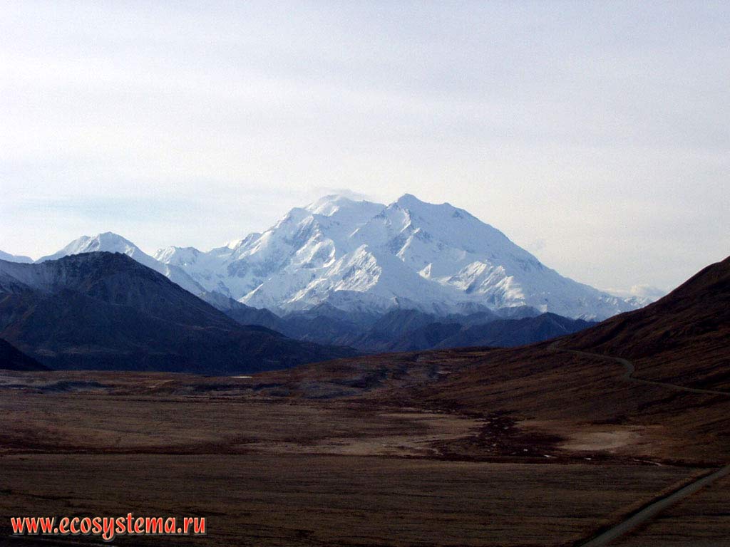 Гора Мак-Кинли (McKinley) - высочайшая вершина Северной Америки (высота 6194 м над уровнем моря).
Национальный парк Денали (Denali). Горный Запад Северной Америки, Кордильеры Аляски, США, штат Аляска