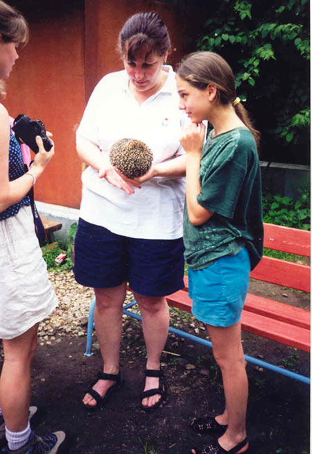 Июнь 1998 года - участники совместного российско-американского семинара по экологическому образованию на биостанции Экосистема Робин Хомпеч (Robin Hompesch) и Аня рассматривают пойманного ежа (экзотическое животьное для Америки!).