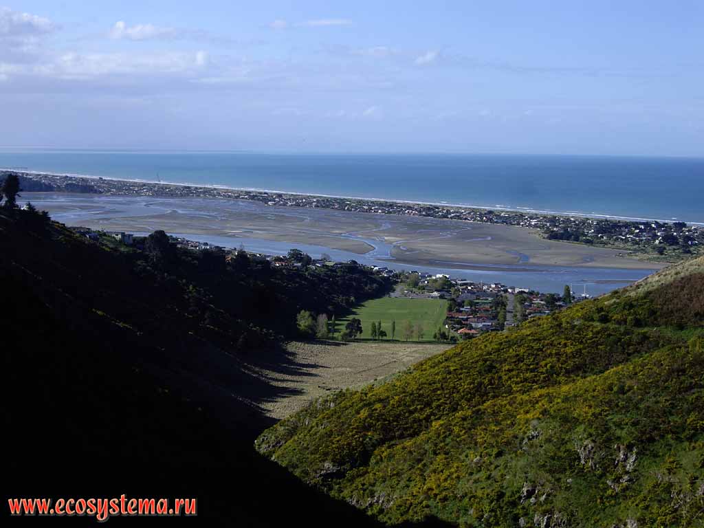 Sandbar and lagoon on the Pacific ocean coast. Christchurch city on the sandbar.
Barnett Park, Christchurch area, Canterbury region, eastern part of the South Island, New Zealand