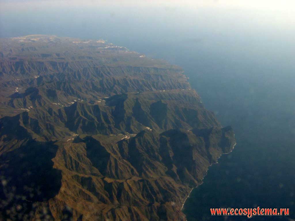 The edge of the volcanic massif Pico de las Nieves on the island of Gran Canaria.
The Atlantic Ocean coast. View from the aircraft (10 kilometers). Canary Archipelago