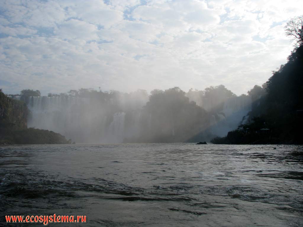Водопад Игуасу (каскадный водопад) на реке Игуасу, стекающей с обрыва плато Парана в Бразилии.
Граница Бразилии и Аргентины
