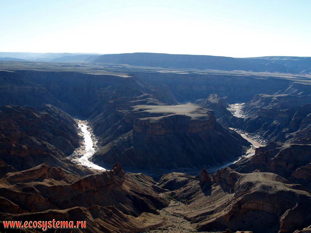 Каньон Фиш-ривер (Fish River Canyon) - второй в мире по размерам (после каньона Колорадо в США).
Трансграничный национальный парк Аи-Аис (Намибия) - Рихтерсвельд (ЮАР) (Ai-Ais / Richterveld Transfrontier National Park),
Южно-Африканское плоскогорье, южная Африка