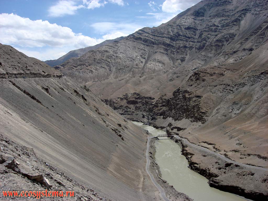 Река Инд, прорезавшая ущелье через горный хребет со следами активной денудации и осыпями на склонах. Большие Гималаи, высота около 4500 м над уровнем моря. Штат Химачал-Прадеш, север Индии