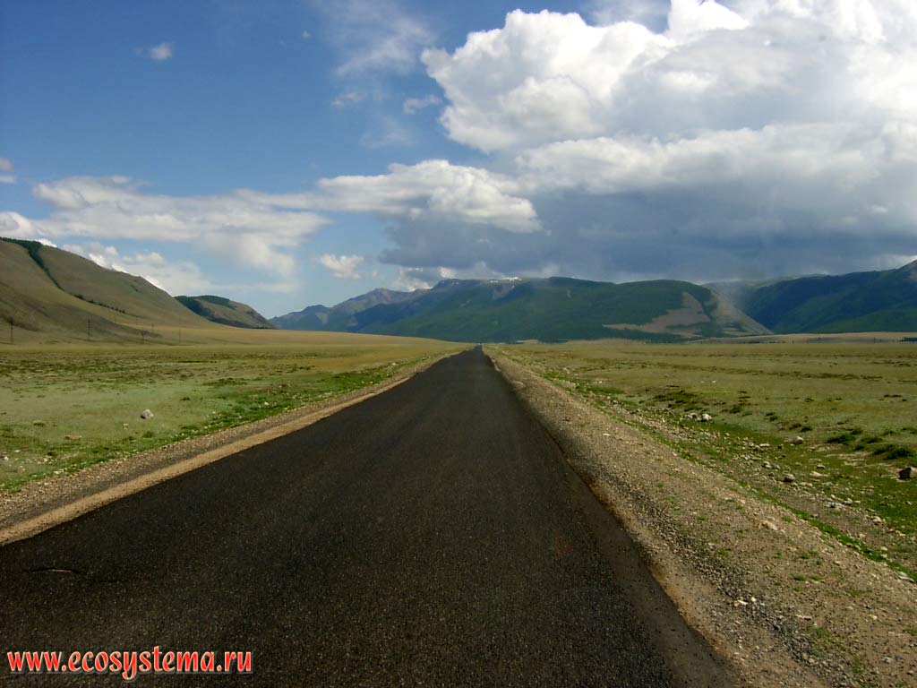 Чуйский тракт - Федеральная автомобильная дорога М-52, соединяющая Россию с Монголией. Курайская степь, Кош-Агачский район, республика Алтай